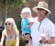Tori Spelling, maigrichonne à souhait, profite de ses enfants et de son mari... alors que sa mère l'attaque de nouveau !