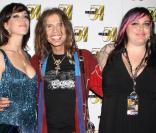 Steven Tyler fait son arrivée avec sa compagne Erin et sa fille Mia à l'after party du concert d'Aerosmith au MGM Grand, le 26 juillet 2009
