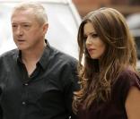 Louis Walsh et Cheryl Cole arrivant pour la seconde étape des auditions de X Factor dans le théâtre Hammersmith Apollo à Londres le 27 juillet 2009