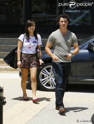 Kevin Jonas fait du shopping à Beverly Hills avec une jeune fille. Sa chérie ? Naan, juste une amie !