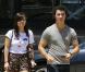 Kevin Jonas : fiancé... mais il fait du shopping avec une autre fille ! Aïe !