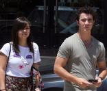 Kevin Jonas fait du shopping à Beverly Hills avec une jeune fille. Sa chérie ? Naan, juste une amie !
