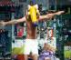 Mika dans le clip de We are golden