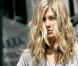 Jennifer Aniston cheveux ébouriffés, en short et... sans soutien-gorge ! Whaou !