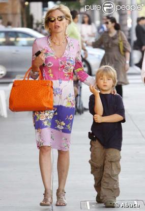 Sharon Stone se balade avec son fils Roan et son boyfriend dans les rues de Los Angeles