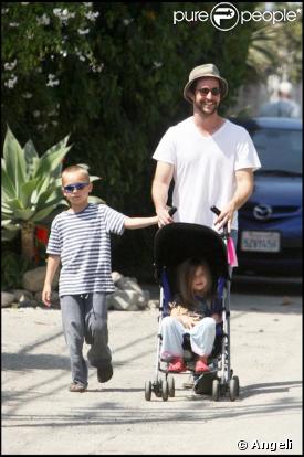 Noah Wyle en promenade avec son fils Owen et sa fille Auden à Malibu