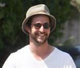 Noah Wyle en promenade avec son fils Owen et sa fille Auden à Malibu