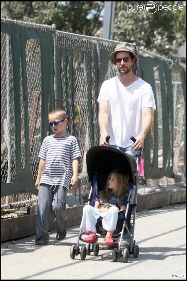 Noah Wyle en promenade avec son fils Owen et sa fille Auden à Malibu