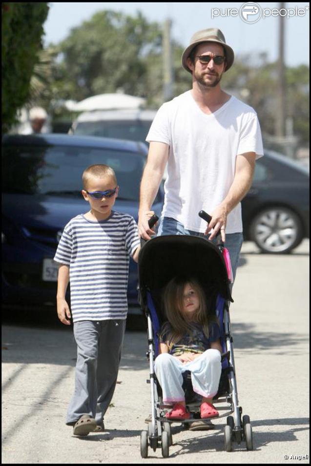 Noah Wyle en promenade avec son fils Owen et sa fille Auden à Malibu