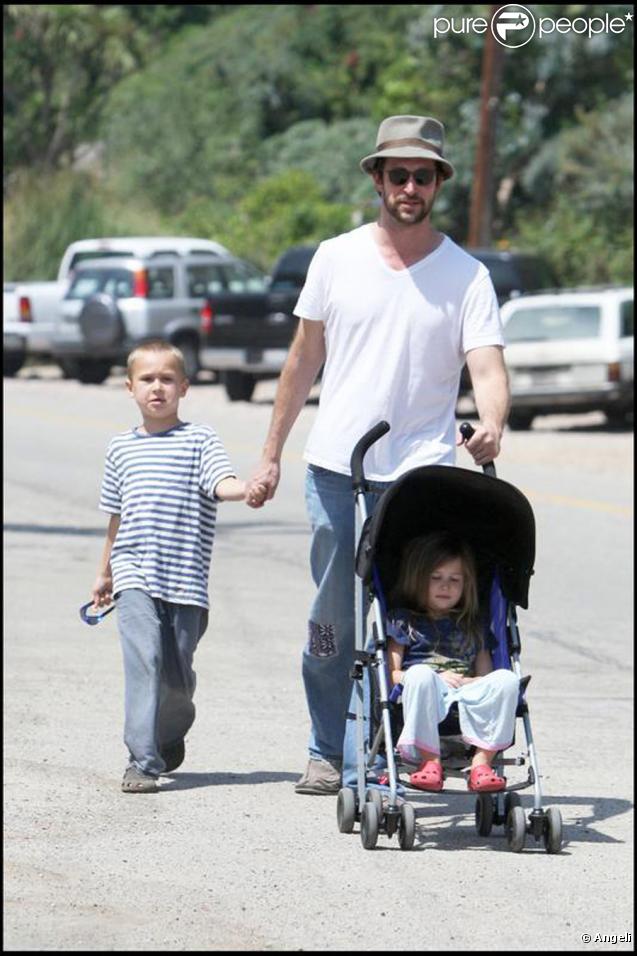 Noah Wyle en promenade avec son fils Owen et sa fille Auden à Malibu