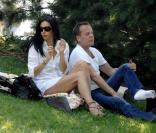 Kiefer Sutherland et sa petite amie Siobhan Bonnouvrier font un pic nic dans un parc à New York