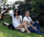 Kiefer Sutherland et sa petite amie Siobhan Bonnouvrier font un pic nic dans un parc à New York