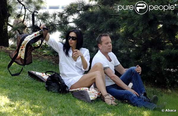 Kiefer Sutherland et sa petite amie Siobhan Bonnouvrier font un pic nic dans un parc à New York