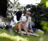 Kiefer Sutherland et sa petite amie Siobhan Bonnouvrier font un pic nic dans un parc à New York