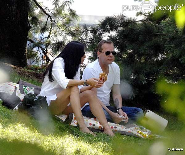 Kiefer Sutherland et sa petite amie Siobhan Bonnouvrier font un pic nic dans un parc à New York