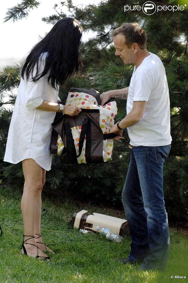 Kiefer Sutherland et sa petite amie Siobhan Bonnouvrier font un pic nic dans un parc à New York