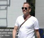Kiefer Sutherland et sa petite amie Siobhan Bonnouvrier font un pic nic dans un parc à New York