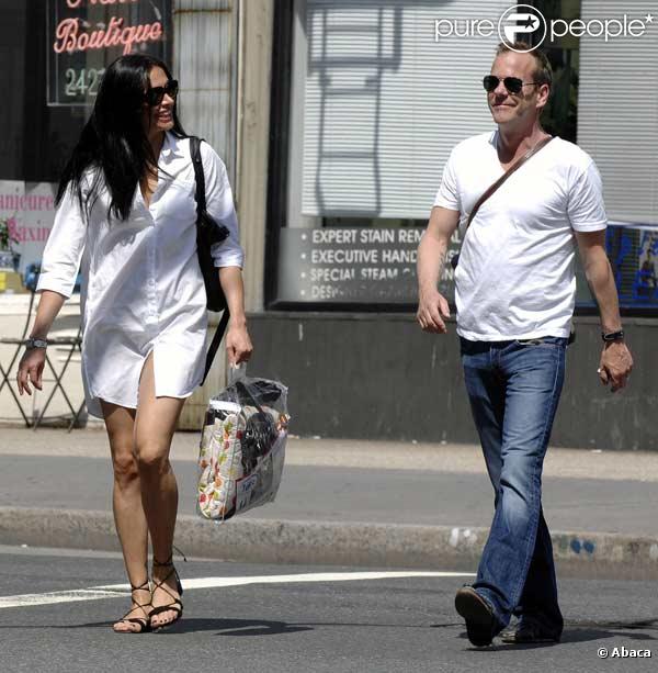 Kiefer Sutherland et sa petite amie Siobhan Bonnouvrier font un pic nic dans un parc à New York