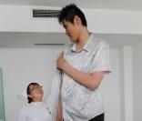 Le chinois Zhao Liang est l'homme le plus grand du monde, il mesure 2,46 mètres. Ici en train d'être officiellement mesuré...