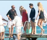 Kate Moss et ses copains quittant le Club 55 à St Tropez, le 4/08/09