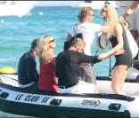 Karen Mulder rejoint Kate Moss et Stefano Pilati sur le bateau qui va les mener sur un bien beau yacht. 