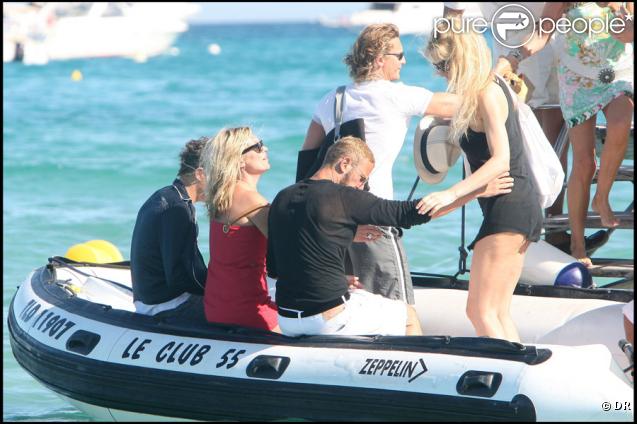 Karen Mulder rejoint Kate Moss et Stefano Pilati sur le bateau qui va les mener sur un bien beau yacht. 