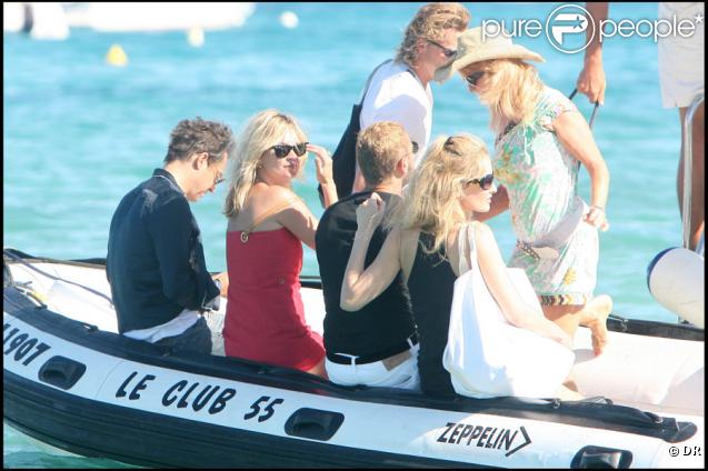 Stefano Pilati entouré par Kate Moss et Karen Mulder à St Tropez, le 4/08/09