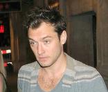 Jude Law quitte le théâtre Wyndham (à Londres), où elle joue Hamlet.