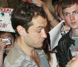 Jude Law quitte le théâtre Wyndham (à Londres), où elle joue Hamlet.