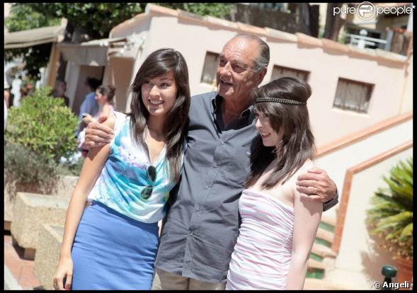 Jacques Chirac, un Tropézien plus vrai que nature, qui ne refuse jamais une photo souvenir à de jolies demoiselles !
