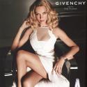 Uma Thurman nous fait un remake glamour du jeu de jambes de Sharon Stone dans Basic Instinct...