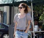 Rachel Bilson. La jolie héroïne de  Newport Beach,  est sereine, son style glamour lui permet de laisser parler sa féminité sans rendre jaloux son beau fiancé, l'acteur Hayden Christensen.