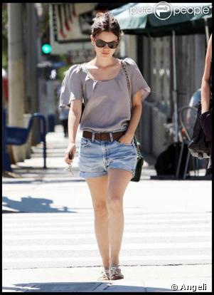 Rachel Bilson. La jolie héroïne de  Newport Beach,  est sereine, son style glamour lui permet de laisser parler sa féminité sans rendre jaloux son beau fiancé, l'acteur Hayden Christensen.