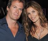 Cindy Crawford et son mari Rande Gerber au VIP Room de Saint-Tropez, avec le maître des lieux Jean-Roch, le 6 août 2009