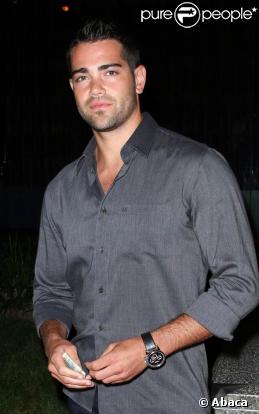 Jesse Metcalfe. Exit, la salopette du jardinier et vive le style latin lover au regard de braise. 