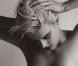 La craquante Agyness Deyn complètement nue... s'affiche sans complexe !