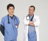 Le docteur Cox(à droite) dans Scrubs, est papa !