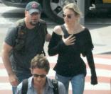 Bradley Cooper devançant Renée Zellweger à l'aéroport de Barcelone le 9 août 2009 