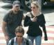 Bradley Cooper devançant Renée Zellweger à l'aéroport de Barcelone le 9 août 2009