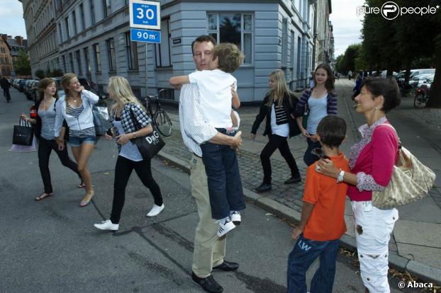 Le prince Joachim de Danemark et sa première épouse Alexandra Manley ont accompagné, comme chaque année, leurs enfants Nikolai et Felix pour leur premier jour d'école, le 11 août 2009
