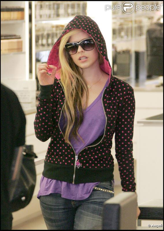 Avril Lavigne fait des emplettes seule à Los Angeles. 11/08/09