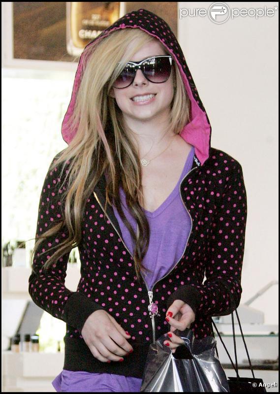 Avril Lavigne fait des emplettes seule à Los Angeles. 11/08/09