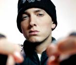 Le rappeur Eminem. Ce sont des stars internationales et elles sont toutes gauchères. Elles ont connu la multitudes d'inconvénients que rencontrent les gauchers et ont réussi leur carrière... Ca mérite bien une poignée de mains !