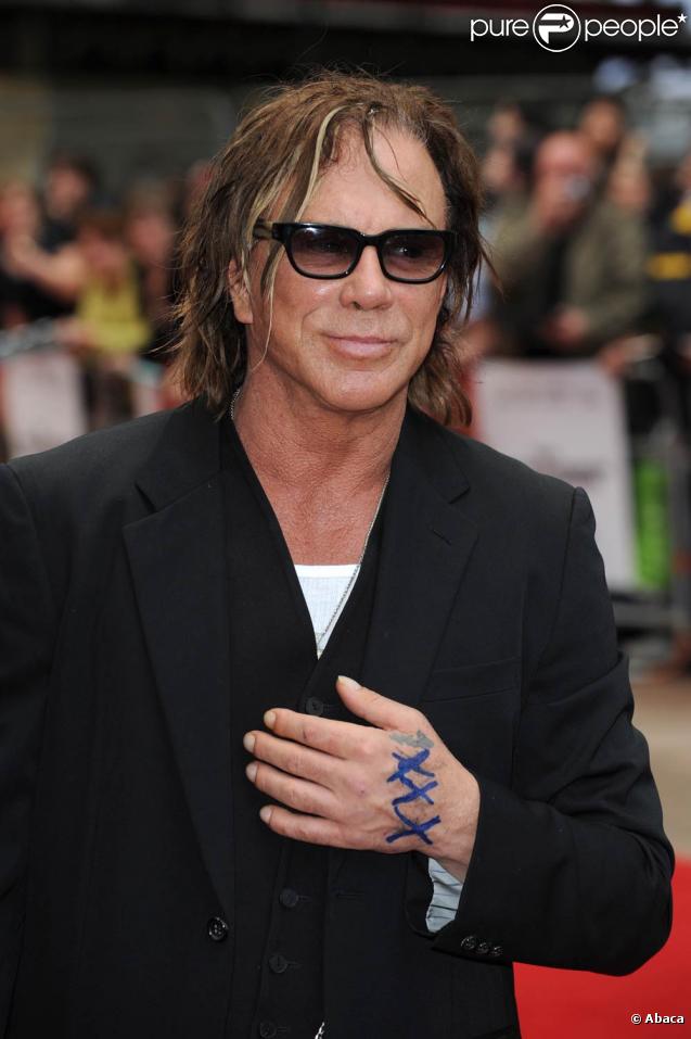 Mickey Rourke. Ce sont des stars internationales et elles sont toutes gauchères. Elles ont connu la multitudes d'inconvénients que rencontrent les gauchers et ont réussi leur carrière... Ca mérite bien une poignée de mains !