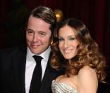 Sarah Jessica Parker et son mari Matthew Broderick. Tous deux gauchers.  Ils ont connu la multitudes d'inconvénients que rencontres les gauchers et ont réussi leur carrière. 