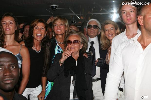 Bernadette Chirac, entourée par Sylvie Rousseau, Hélène Mercier-Arnault et Karl Lagerfeld à la soirée animée par Alexandre Arnault au VIP Room le 13/08/09