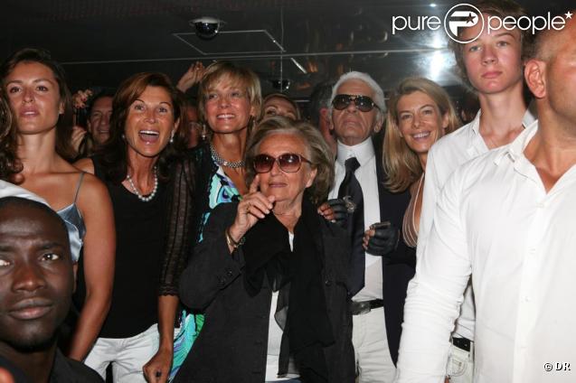 Bernadette Chirac, entourée par Sylvie Rousseau, Hélène Mercier-Arnault et Karl Lagerfeld à la soirée animée par Alexandre Arnault au VIP Room le 13/08/09