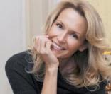 Estelle Lefébure pose pour sa marque Glambition 