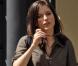 Sophia Bush : Quand on est en tunique courte sans pantalon, c'est dangereux de... lever la jambe comme cela !