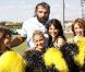Sébastien Chabal : Pour son retour en France, il morfle... mais les pom pom girls sont sous le charme ! Superbe !
